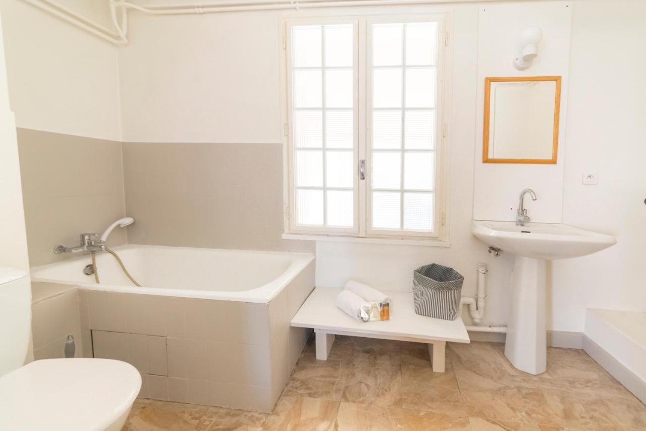 Appartement De Charme - Vue Sur Remparts - Wifi Gratuit - Parking Payant A Proximite อาวีญง ภายนอก รูปภาพ
